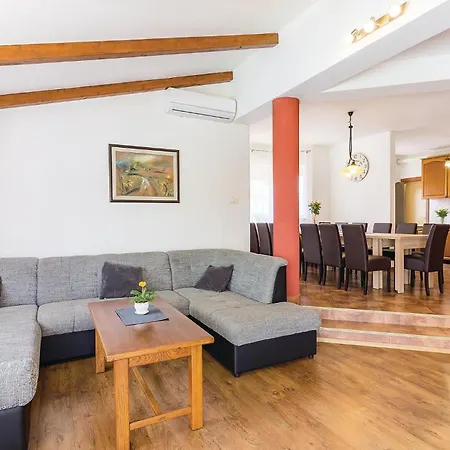 בית נופש 8 Bedroom Awesome In