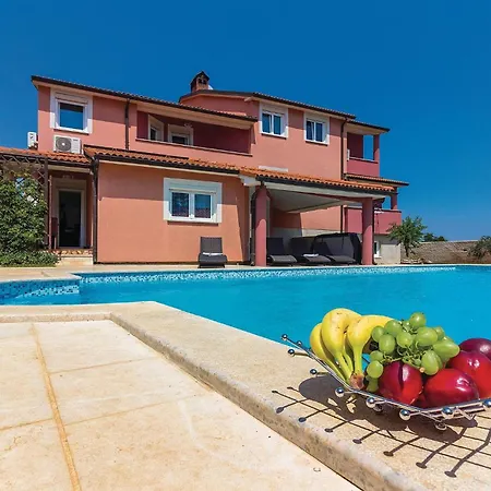 8 Bedroom Awesome In בית נופש פולה