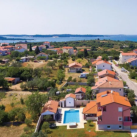 8 Bedroom Awesome In Сasa de vacaciones Pula