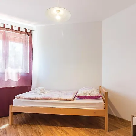 8 Bedroom Awesome In בית נופש פולה