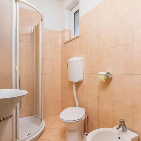 8 Bedroom Awesome In פולה