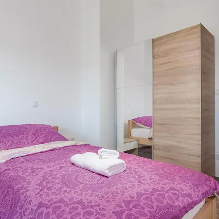 בית נופש 8 Bedroom Awesome In