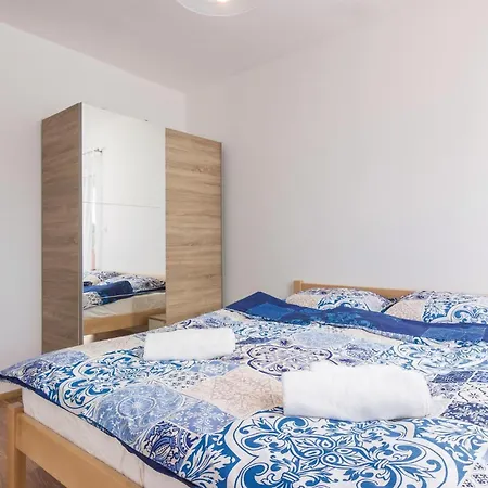 8 Bedroom Awesome In בית נופש *