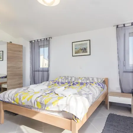 8 Bedroom Awesome In בית נופש