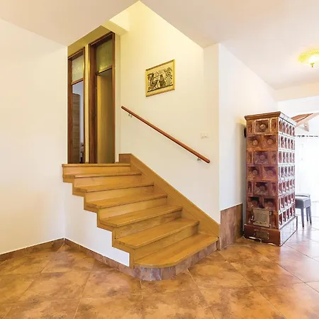 8 Bedroom Awesome In פולה