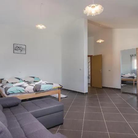 בית נופש 8 Bedroom Awesome In פולה