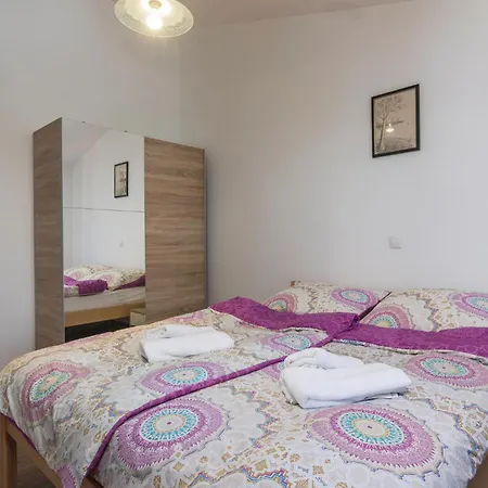 בית נופש 8 Bedroom Awesome In פולה