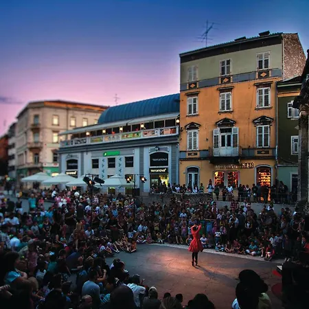 8 Bedroom Awesome In בית נופש