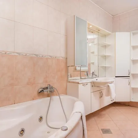 Holiday home 8 Bedroom Awesome In Pula
